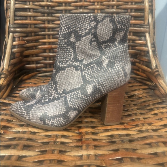 Carlos Santana Snake Print Ankle Boots - Gray and Black in size 7 - Picture 15 of 15